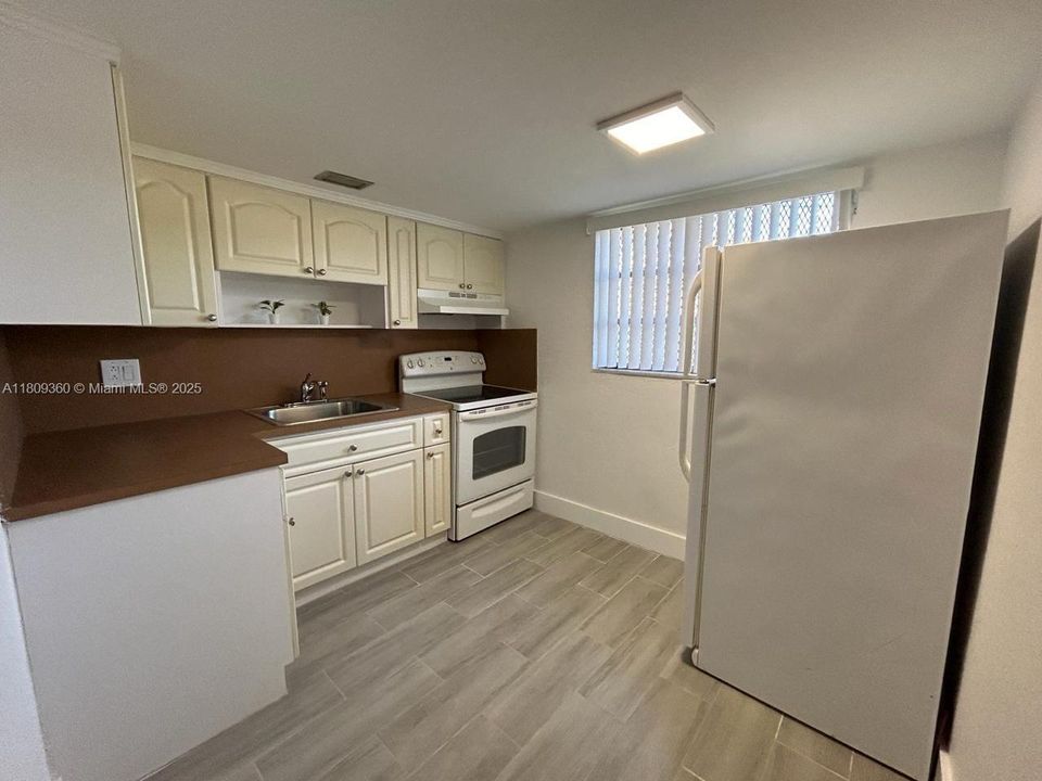 Active With Contract: $179,900 (2 beds, 1 baths, 690 Square Feet)