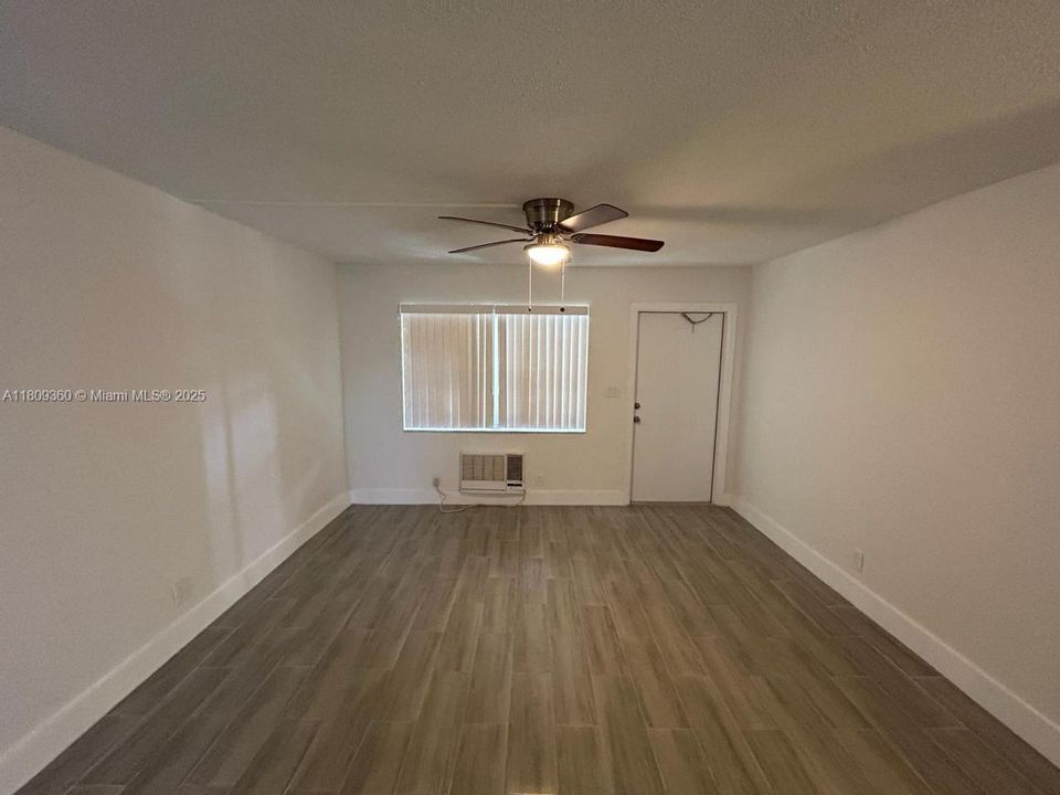 Active With Contract: $179,900 (2 beds, 1 baths, 690 Square Feet)