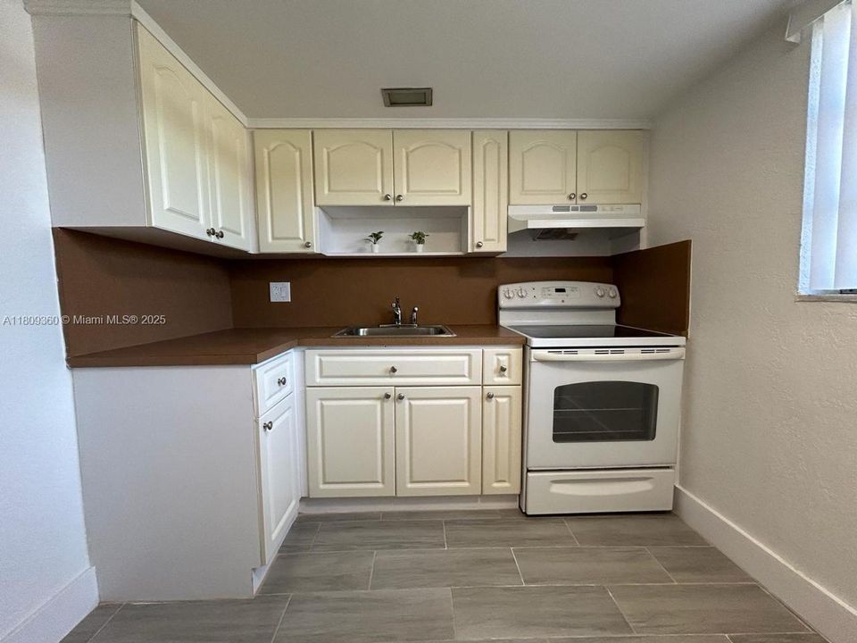 Active With Contract: $179,900 (2 beds, 1 baths, 690 Square Feet)