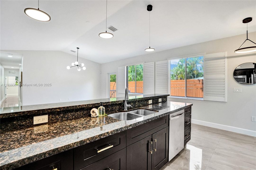 Recently Rented: $3,500 (3 beds, 2 baths, 1140 Square Feet)