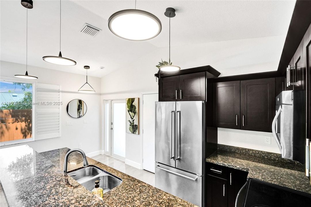 Recently Rented: $3,500 (3 beds, 2 baths, 1140 Square Feet)