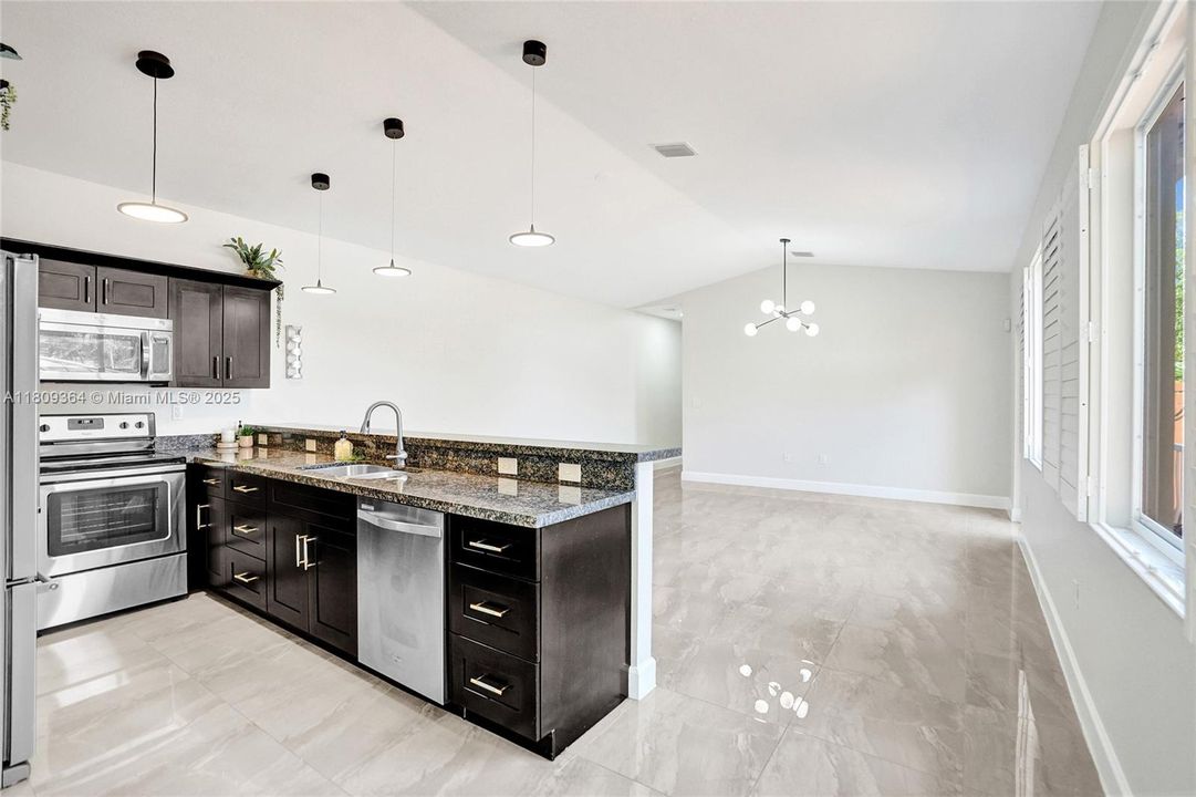 Recently Rented: $3,500 (3 beds, 2 baths, 1140 Square Feet)