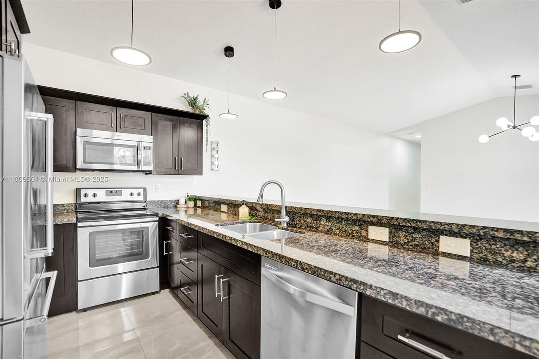 Recently Rented: $3,500 (3 beds, 2 baths, 1140 Square Feet)