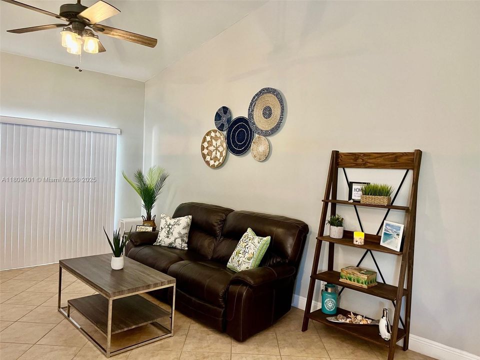 最近售出: $875,000 (4 贝兹, 2 浴室, 2532 平方英尺)