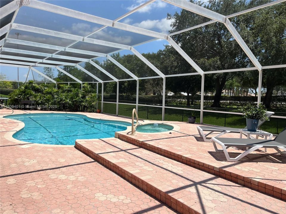 1,700 SF Screened-In Pool