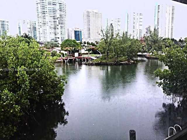 En Venta: $950,000 (3 camas, 2 baños, 2265 Pies cuadrados)