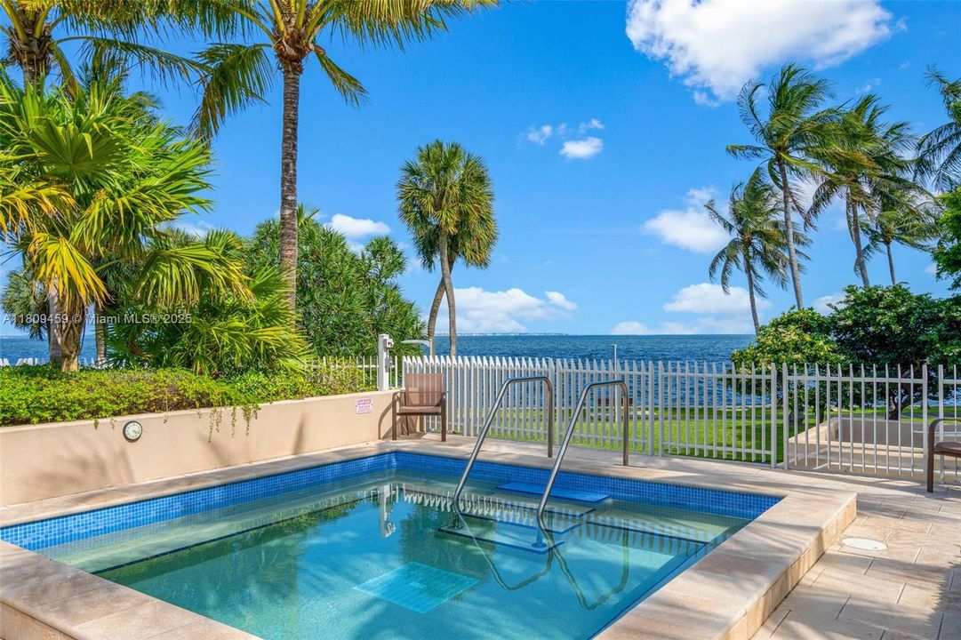 待售: $2,400,000 (3 贝兹, 2 浴室, 2424 平方英尺)