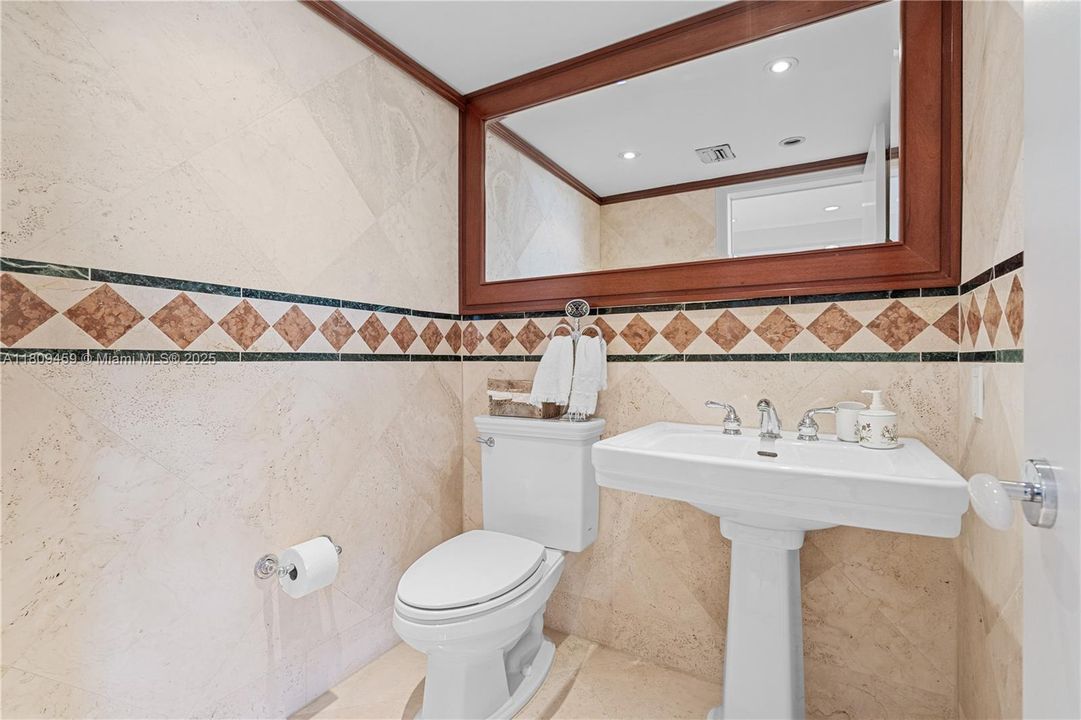 待售: $2,400,000 (3 贝兹, 2 浴室, 2424 平方英尺)