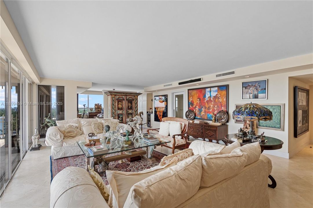 待售: $2,400,000 (3 贝兹, 2 浴室, 2424 平方英尺)