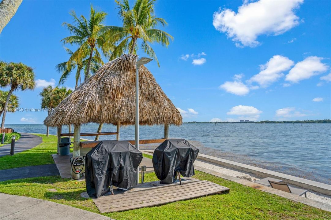 待售: $2,400,000 (3 贝兹, 2 浴室, 2424 平方英尺)