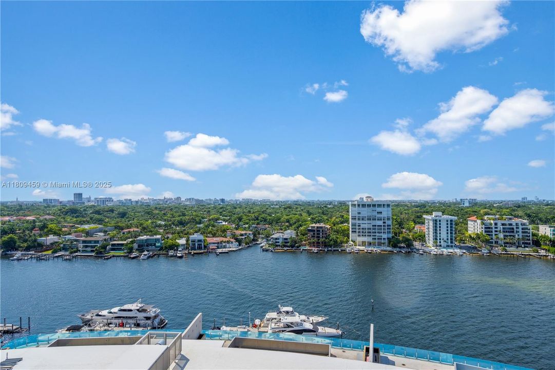 待售: $2,400,000 (3 贝兹, 2 浴室, 2424 平方英尺)