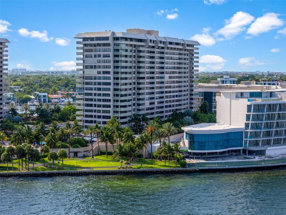 待售: $2,400,000 (3 贝兹, 2 浴室, 2424 平方英尺)