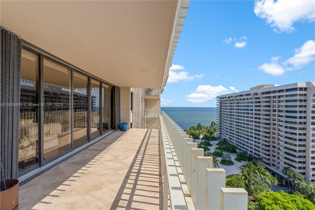 待售: $2,400,000 (3 贝兹, 2 浴室, 2424 平方英尺)