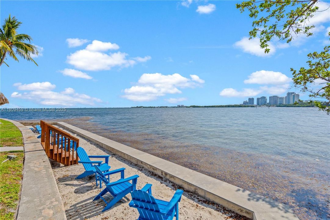 待售: $2,400,000 (3 贝兹, 2 浴室, 2424 平方英尺)