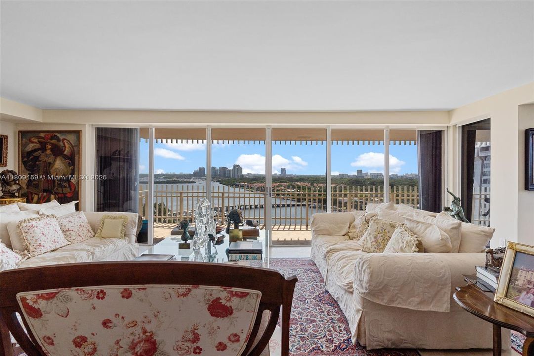 待售: $2,400,000 (3 贝兹, 2 浴室, 2424 平方英尺)