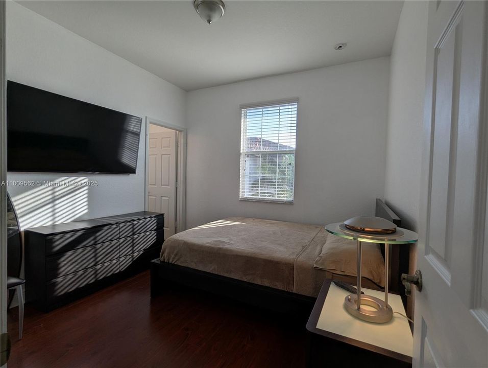 Recently Rented: $3,200 (2 beds, 2 baths, 1760 Square Feet)