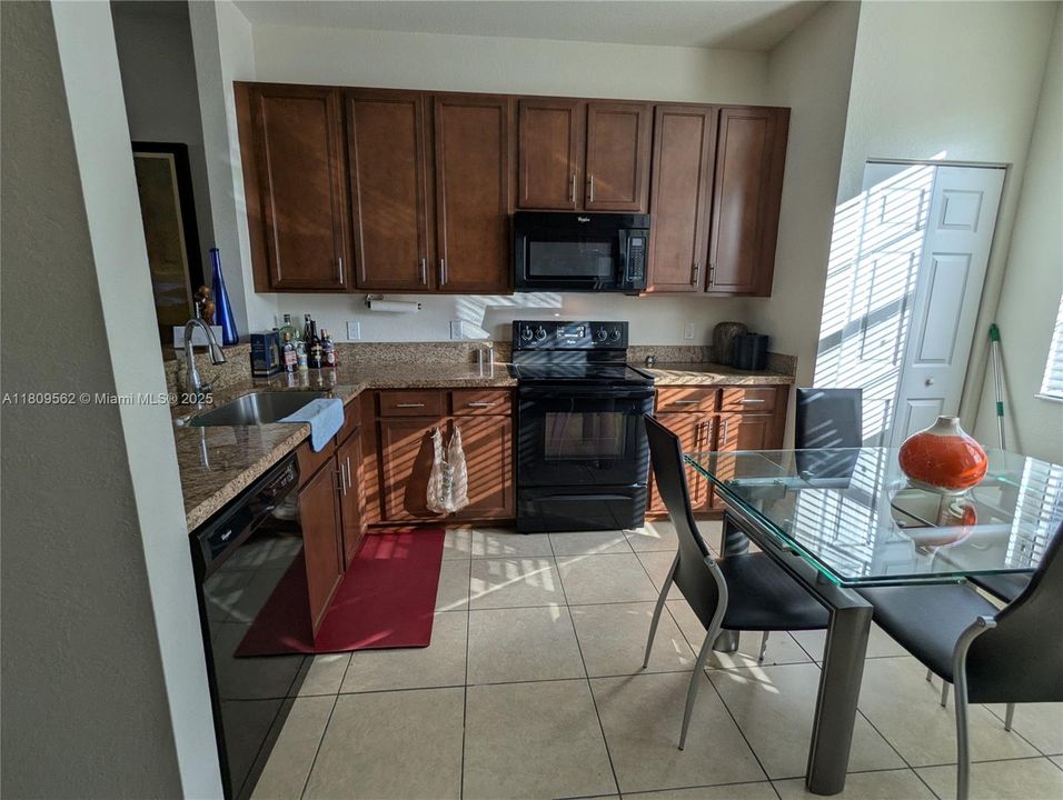 Recently Rented: $3,200 (2 beds, 2 baths, 1760 Square Feet)