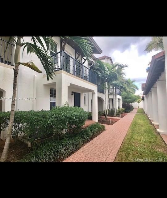 Recently Rented: $3,200 (2 beds, 2 baths, 1760 Square Feet)