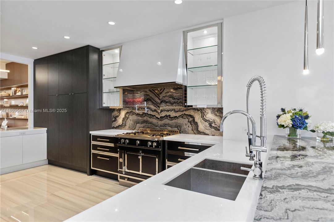 Active With Contract: $7,650,000 (4 beds, 5 baths, 3287 Square Feet)