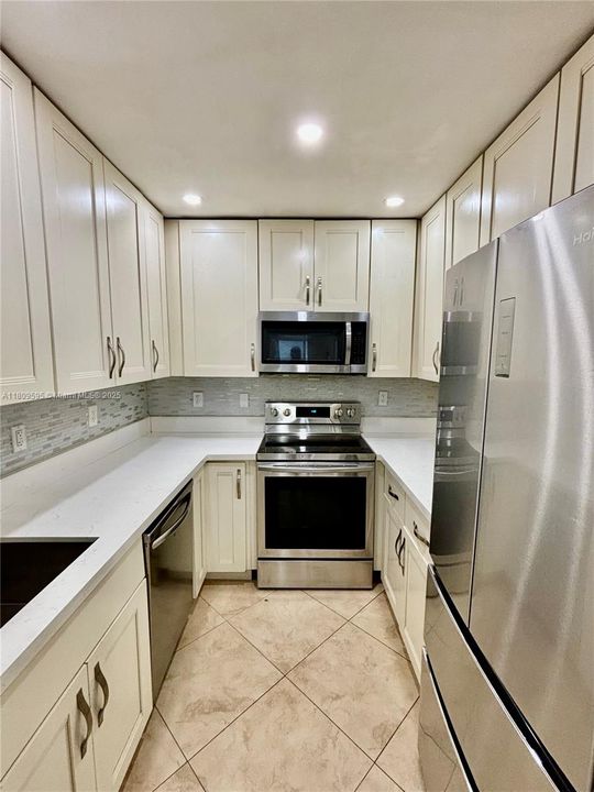 Recently Sold: $287,000 (2 beds, 2 baths, 871 Square Feet)