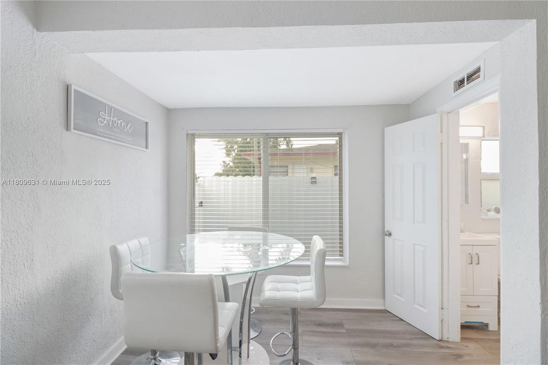 待售: $440,000 (3 贝兹, 2 浴室, 1056 平方英尺)