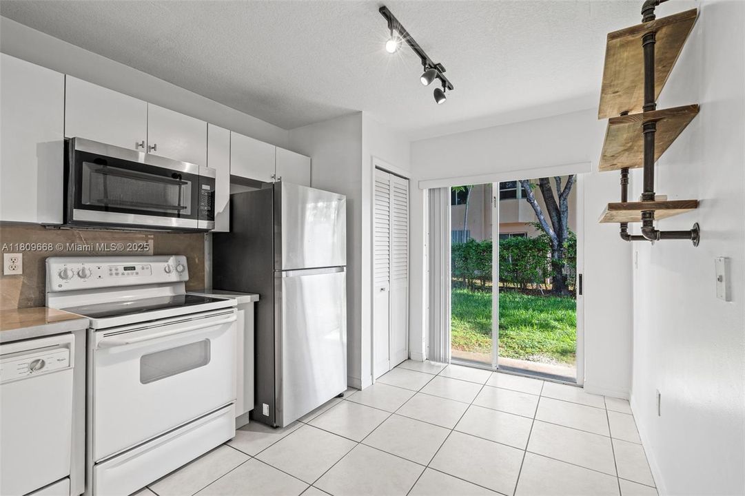 Recently Rented: $1,800 (2 beds, 2 baths, 822 Square Feet)