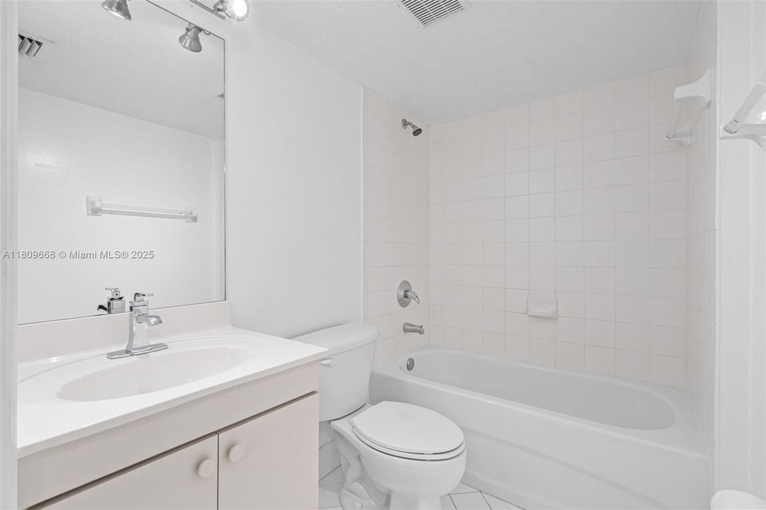 Recently Rented: $1,800 (2 beds, 2 baths, 822 Square Feet)