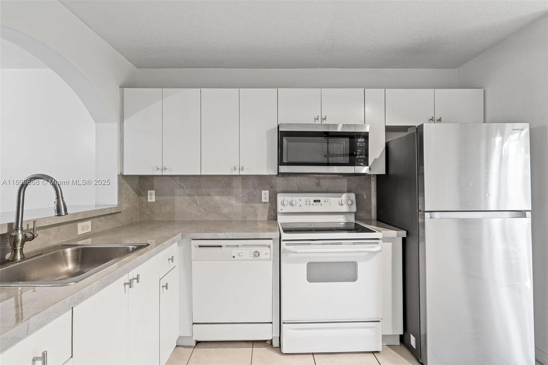 Recently Rented: $1,800 (2 beds, 2 baths, 822 Square Feet)