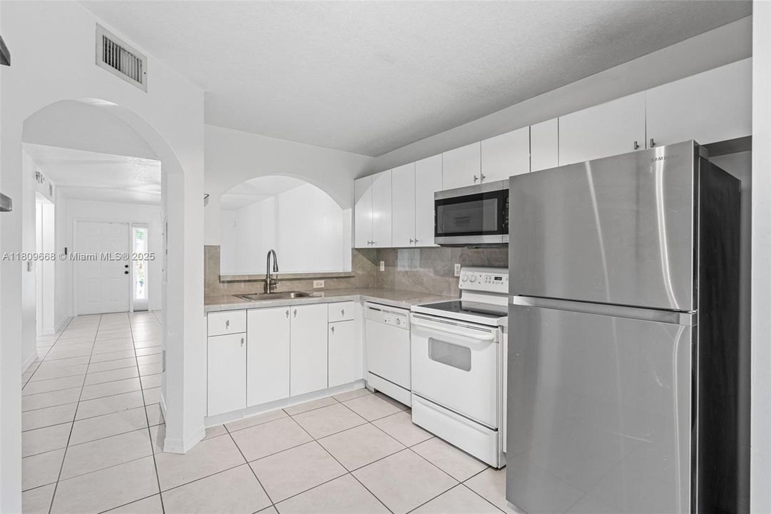 Recently Rented: $1,800 (2 beds, 2 baths, 822 Square Feet)
