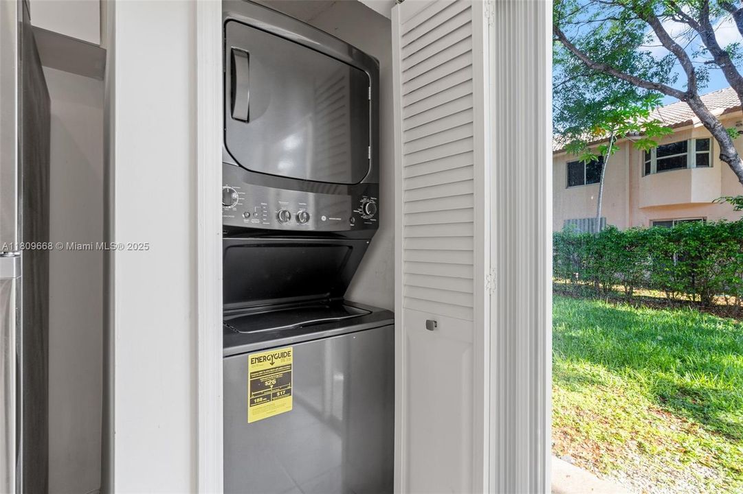 Recently Rented: $1,800 (2 beds, 2 baths, 822 Square Feet)