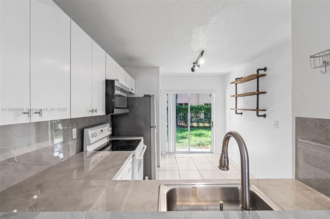 Recently Rented: $1,800 (2 beds, 2 baths, 822 Square Feet)