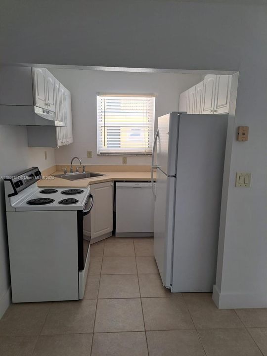 For Sale: $170,000 (1 beds, 1 baths, 564 Square Feet)