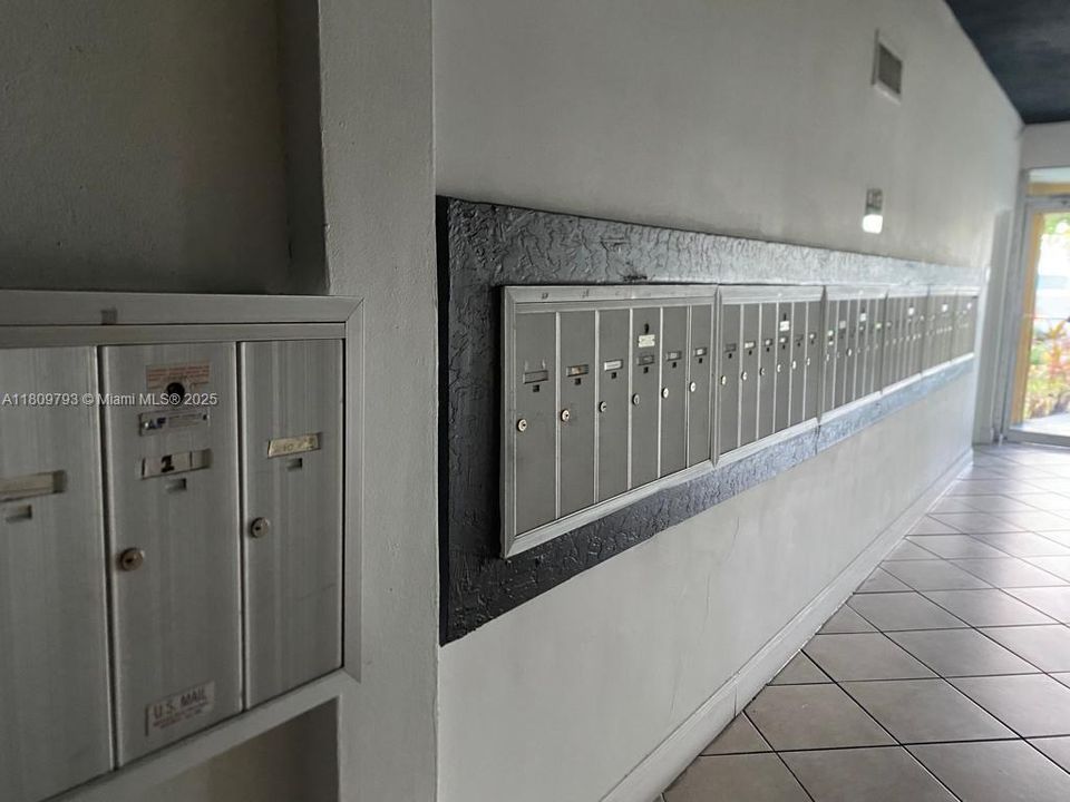 For Sale: $170,000 (1 beds, 1 baths, 564 Square Feet)