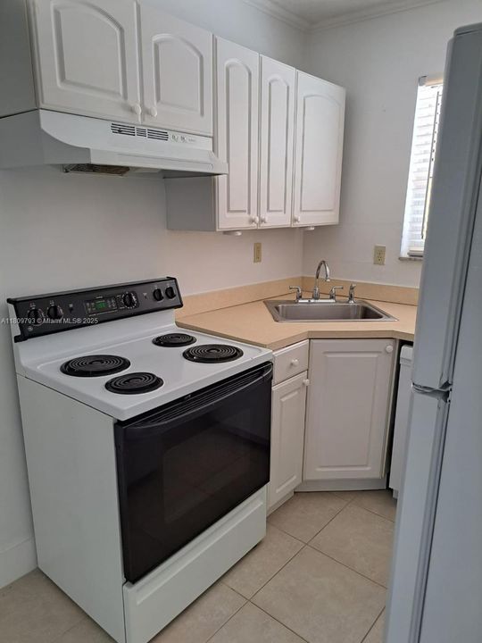 For Sale: $170,000 (1 beds, 1 baths, 564 Square Feet)