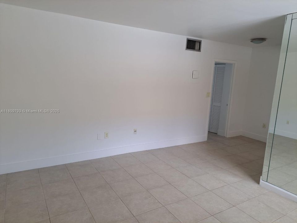 For Sale: $170,000 (1 beds, 1 baths, 564 Square Feet)