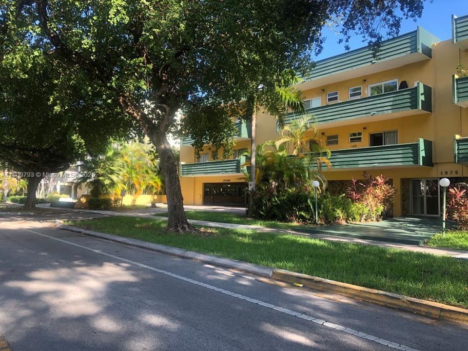 For Sale: $170,000 (1 beds, 1 baths, 564 Square Feet)