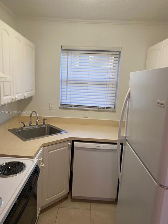 For Sale: $170,000 (1 beds, 1 baths, 564 Square Feet)