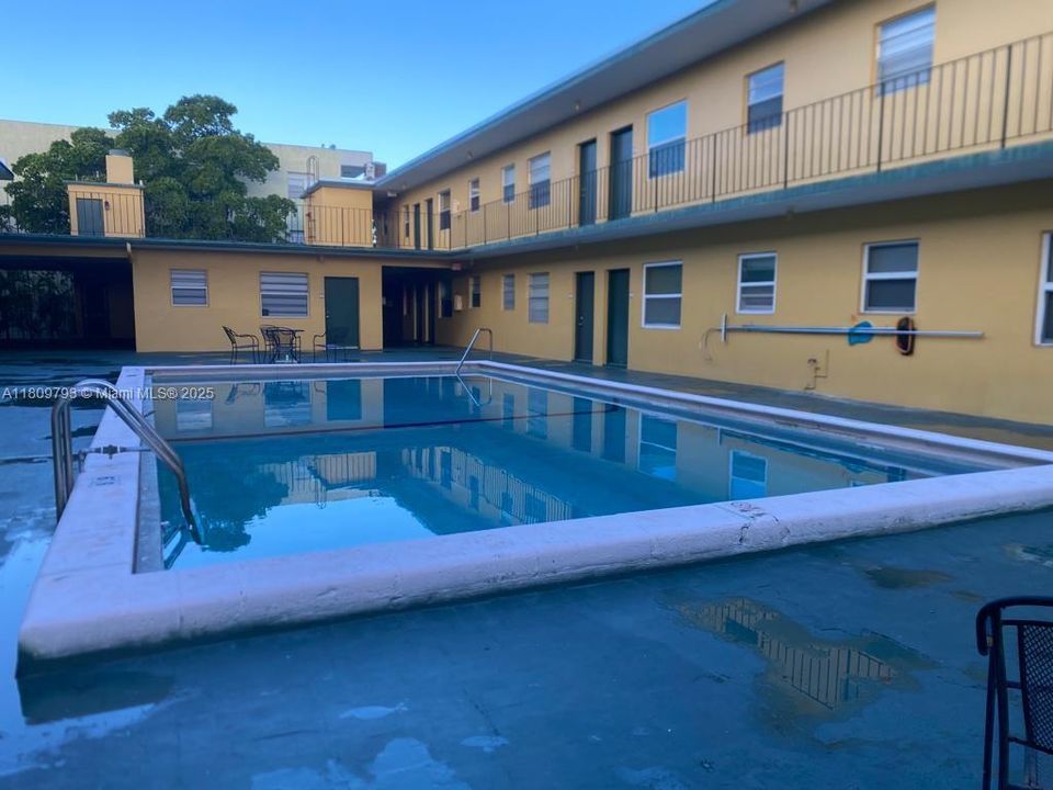 For Sale: $170,000 (1 beds, 1 baths, 564 Square Feet)