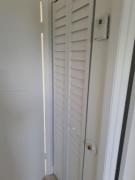 For Sale: $170,000 (1 beds, 1 baths, 564 Square Feet)