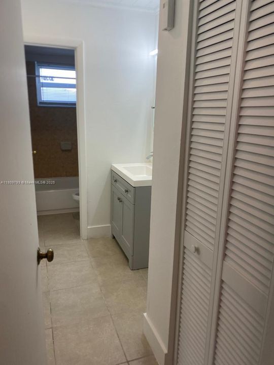 For Sale: $170,000 (1 beds, 1 baths, 564 Square Feet)