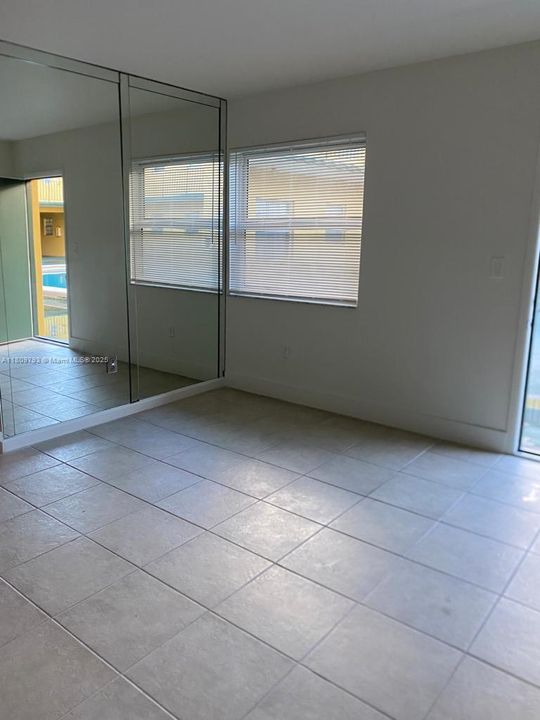 For Sale: $170,000 (1 beds, 1 baths, 564 Square Feet)