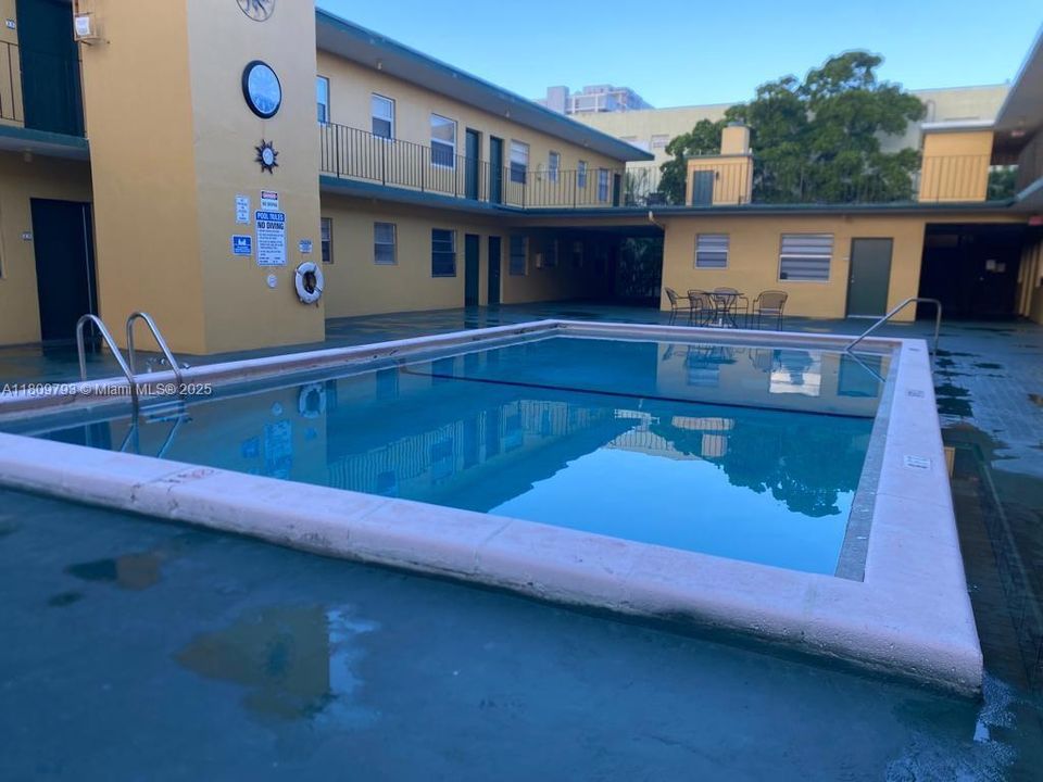 For Sale: $170,000 (1 beds, 1 baths, 564 Square Feet)