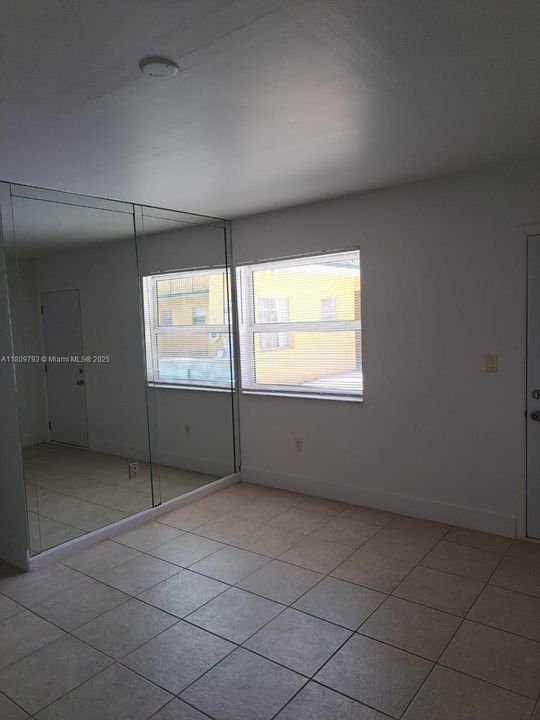 For Sale: $170,000 (1 beds, 1 baths, 564 Square Feet)