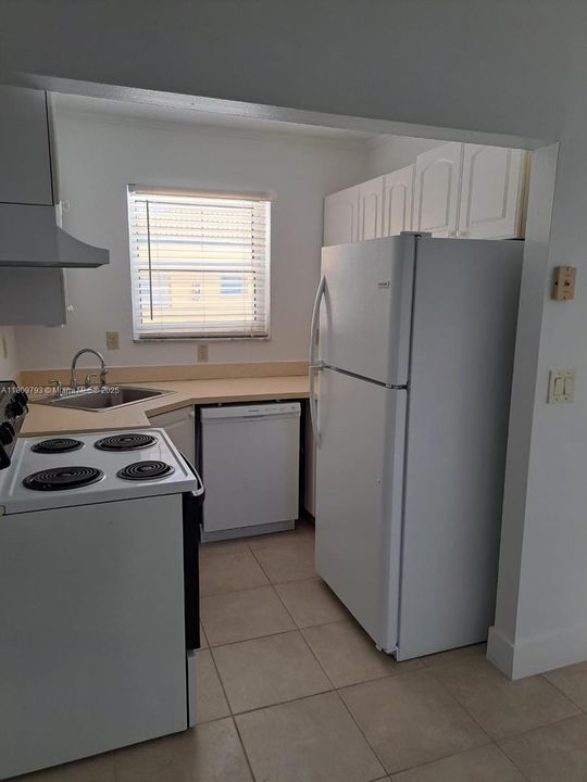 For Sale: $170,000 (1 beds, 1 baths, 564 Square Feet)