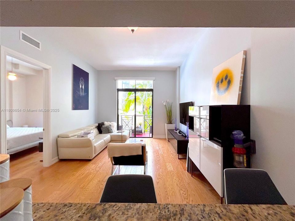 Active With Contract: $450,000 (1 beds, 1 baths, 697 Square Feet)