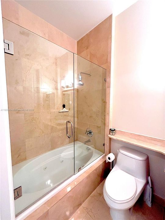 Active With Contract: $450,000 (1 beds, 1 baths, 697 Square Feet)