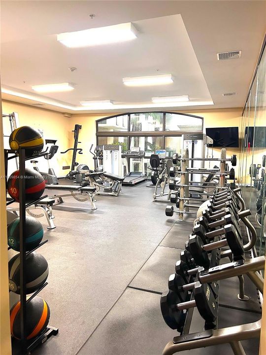 Active With Contract: $450,000 (1 beds, 1 baths, 697 Square Feet)