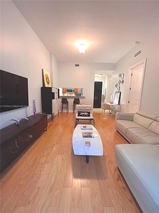Active With Contract: $450,000 (1 beds, 1 baths, 697 Square Feet)