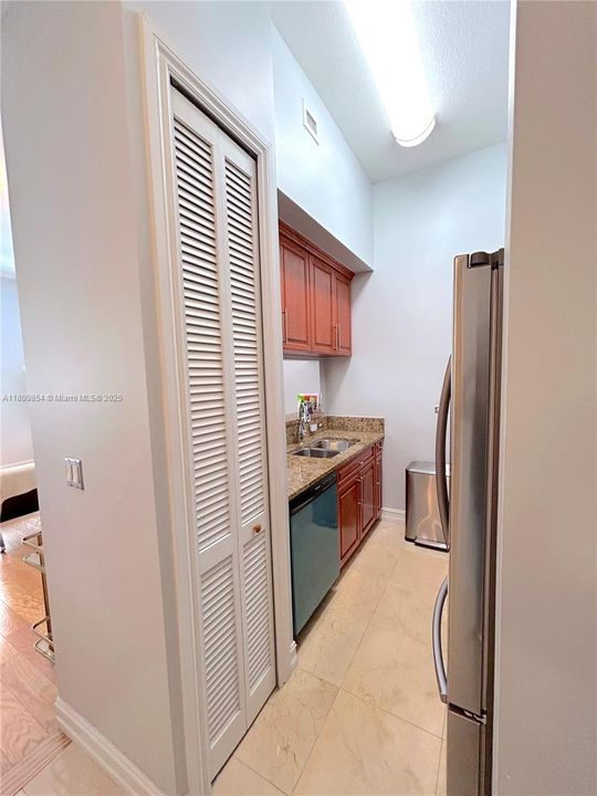 Active With Contract: $450,000 (1 beds, 1 baths, 697 Square Feet)