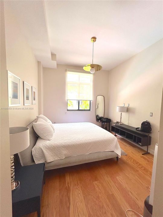 Active With Contract: $450,000 (1 beds, 1 baths, 697 Square Feet)